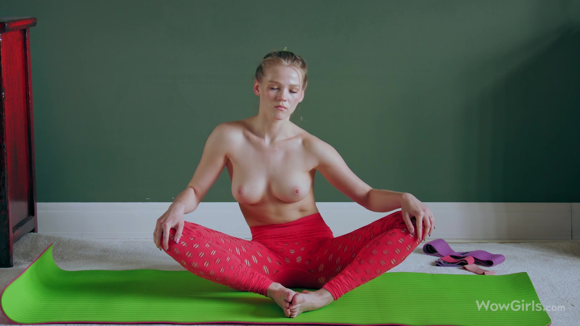 Beautiful Blonde Girl Doing Yoga And Masturbating - Diana Heaven
