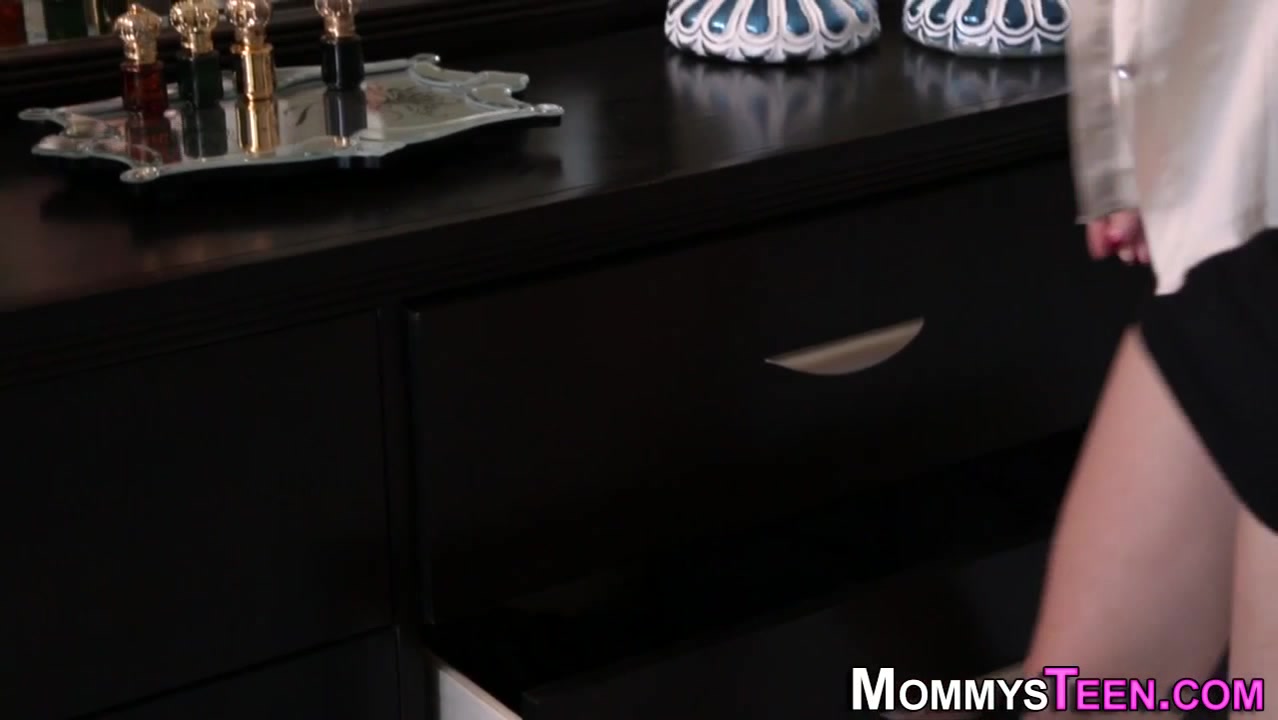 Redhead teen 18+ eats milf