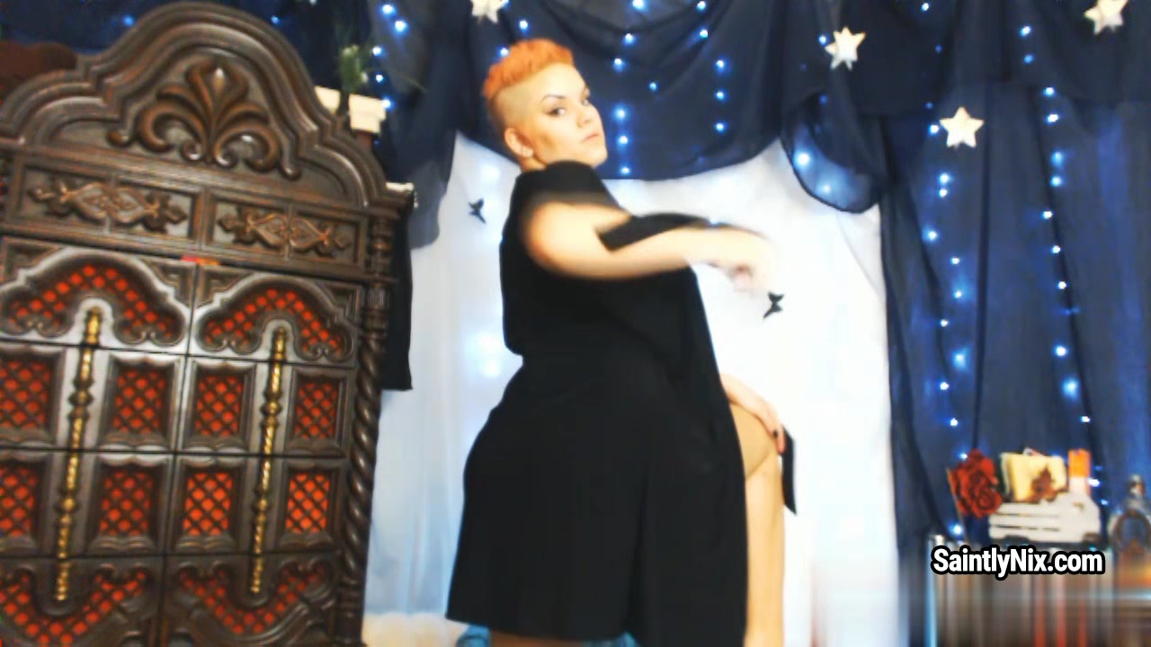 Sexual short haired MILF Saintly Nix presents amazing strip dance