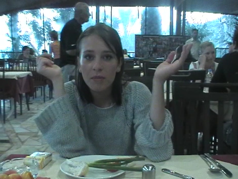 Leony April in amateur video showing a beautiful chick humping