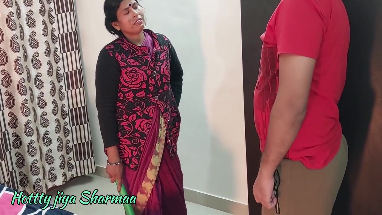 Kaamwali Bai Sangeeta Ka Chori Krne Ke Baad Dar Se Pishab Nikal Gya Jiske Baad Malik Ne Usko Apne Mote Lund Se Khoob Pela