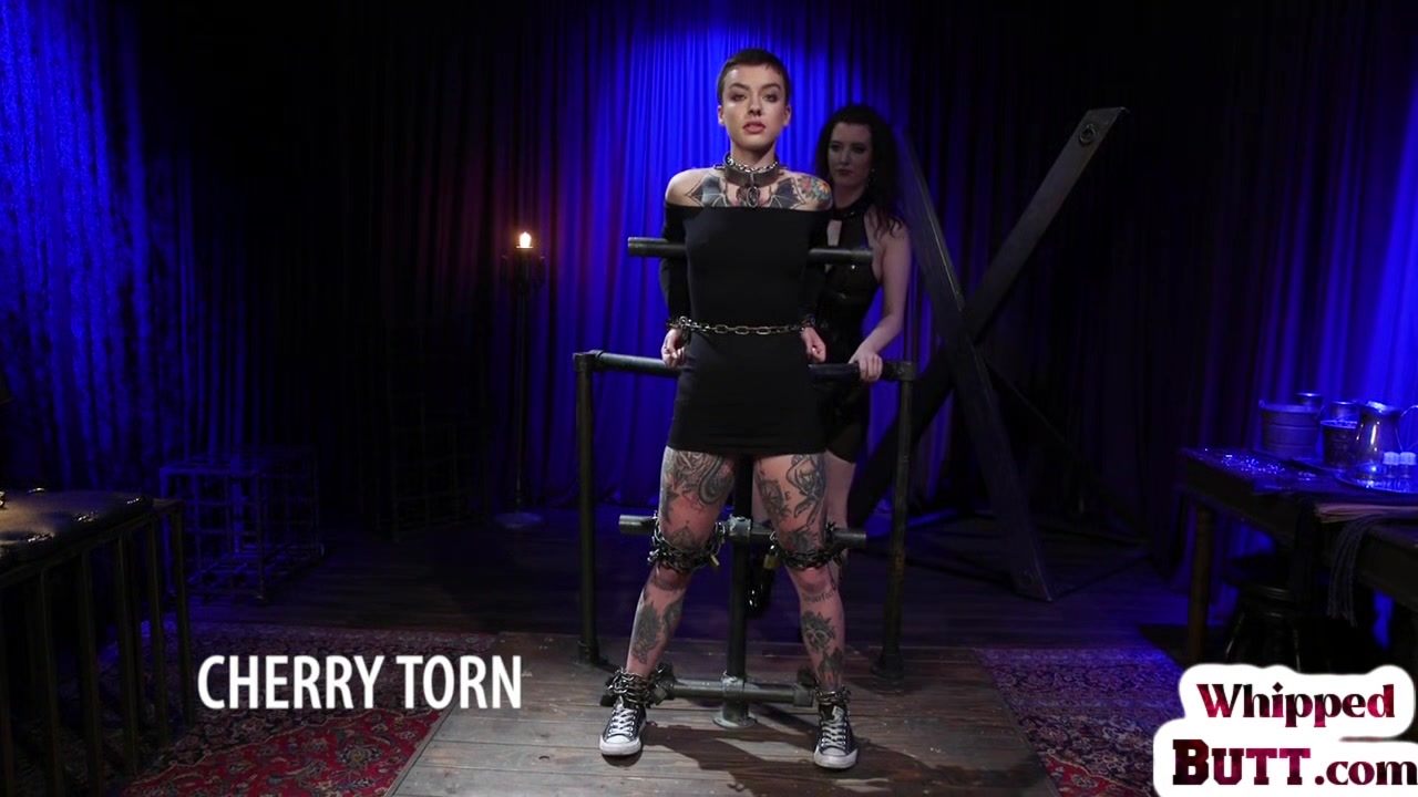BDSM lezdom latex domina toys and fingers tattooed sub