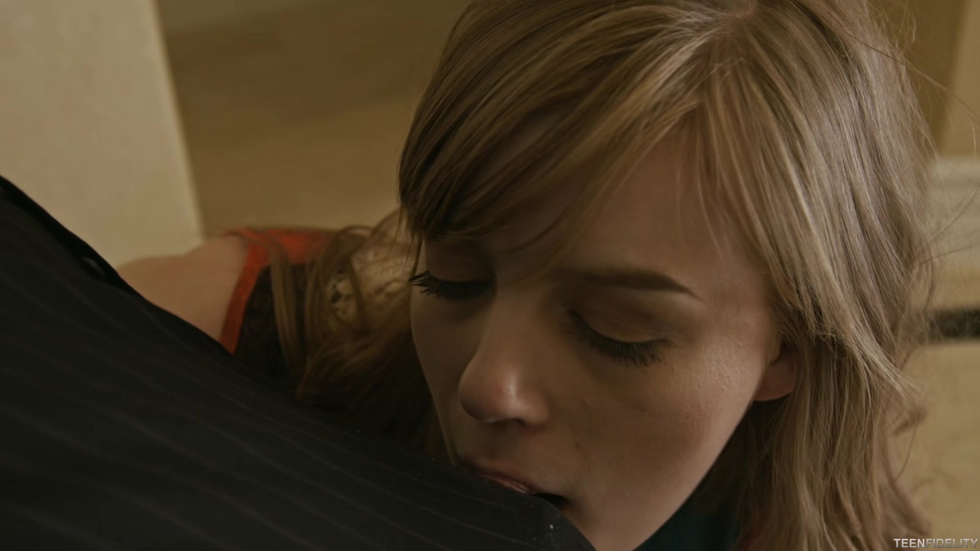 Swipe Right - Starring: Dolly Leigh - PornFidelity