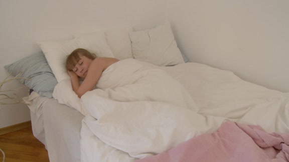 Blonde sexdoll in steamy amateur porn scene 1