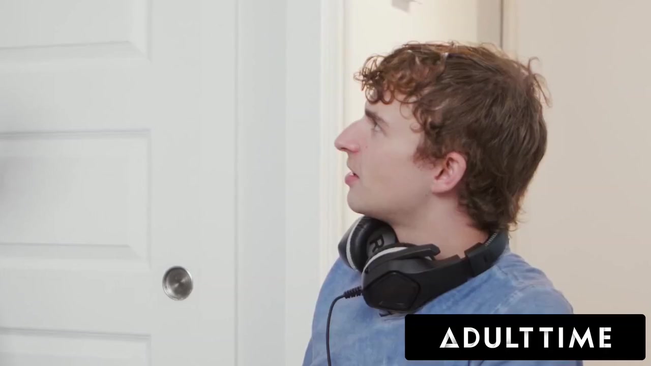 Gamer Roommate Turn Shoulder Massage Into Jerk Off Session With Ryan Jacobs And Jade Desire
