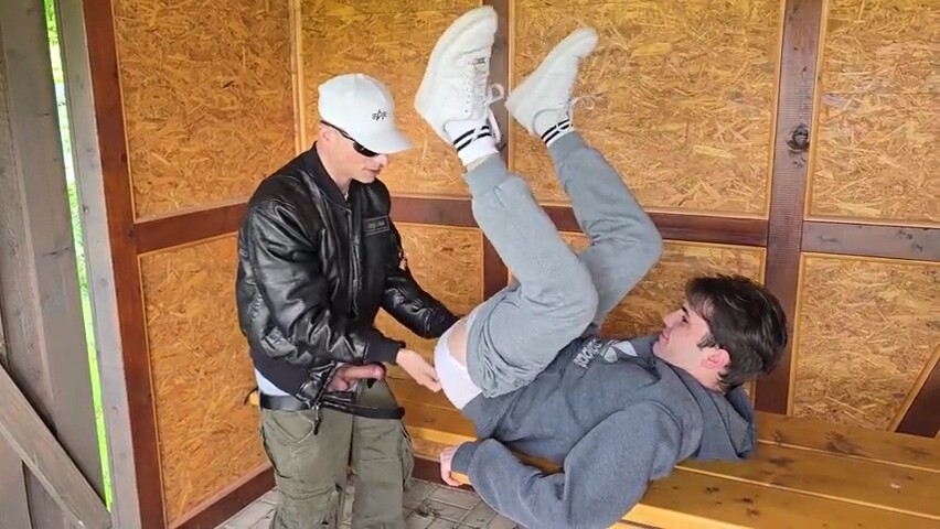 Risky outdoor fucking