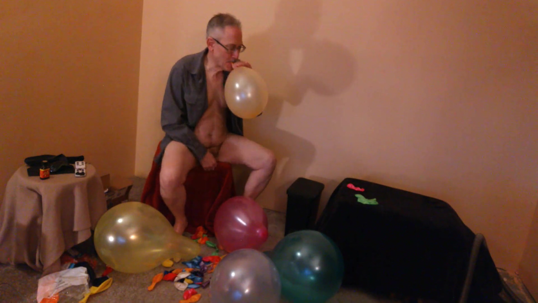 94 Step Pop 12 Balloons And Cum On Q24 - Balloonbanger