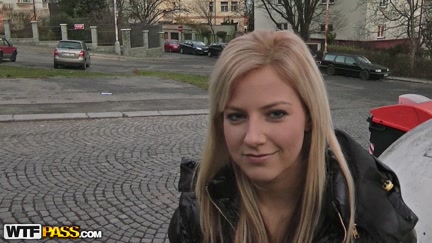 Babe with a slit piercing screwed on the floor