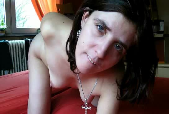Girl who likes masturbation drills her bun with sex toy