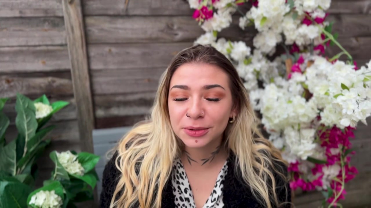 Luna, 30, offers the services of two handsome stallions! - Jacquie et Michel TV