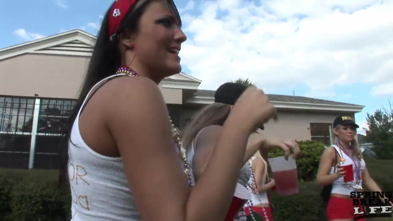 Gasparilla Party Girls Flashing on the Streets of Tampa Florida - SpringbreakLife