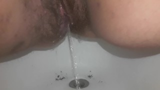 Sarettahot pissing nel bidet