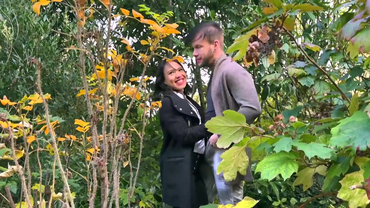 Carollina irradiates the camera ... - Jacquie et Michel TV