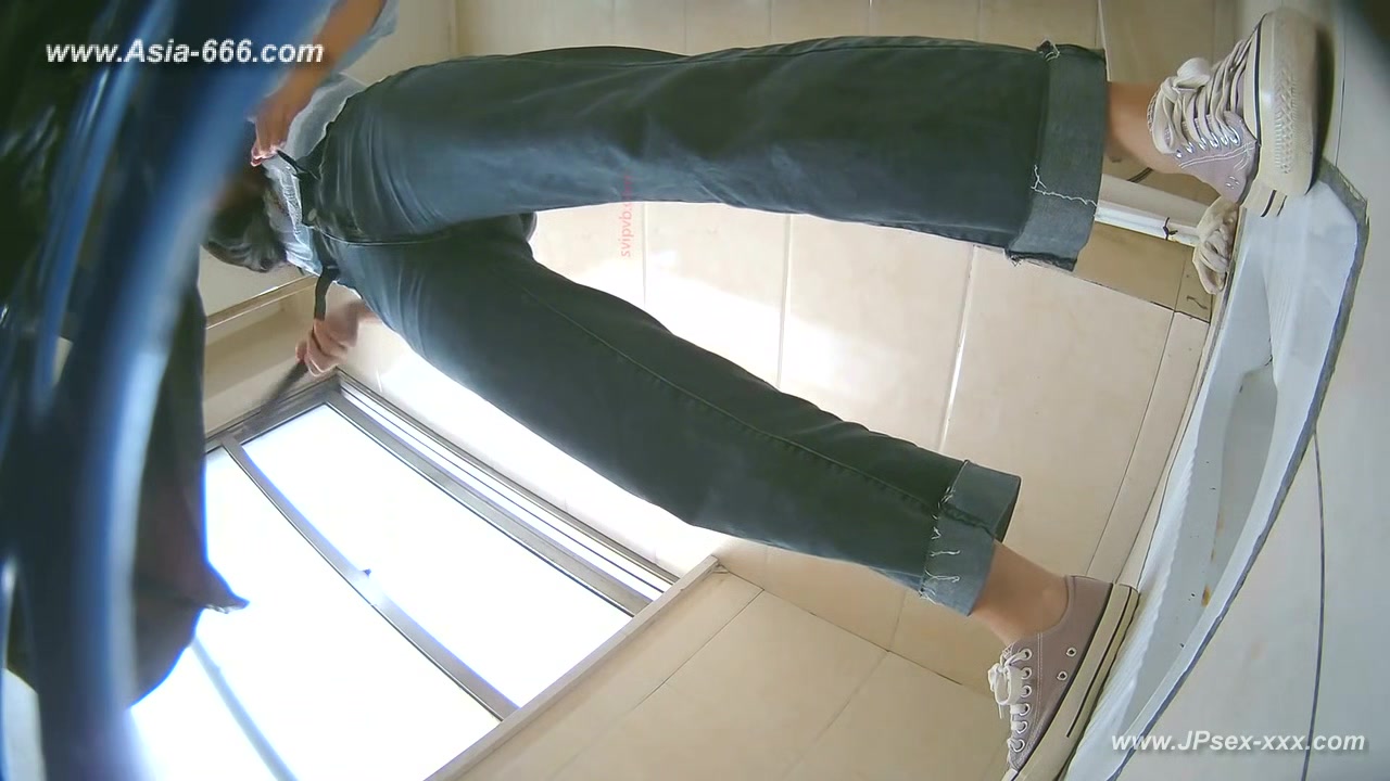 chinese girls go to toilet.***