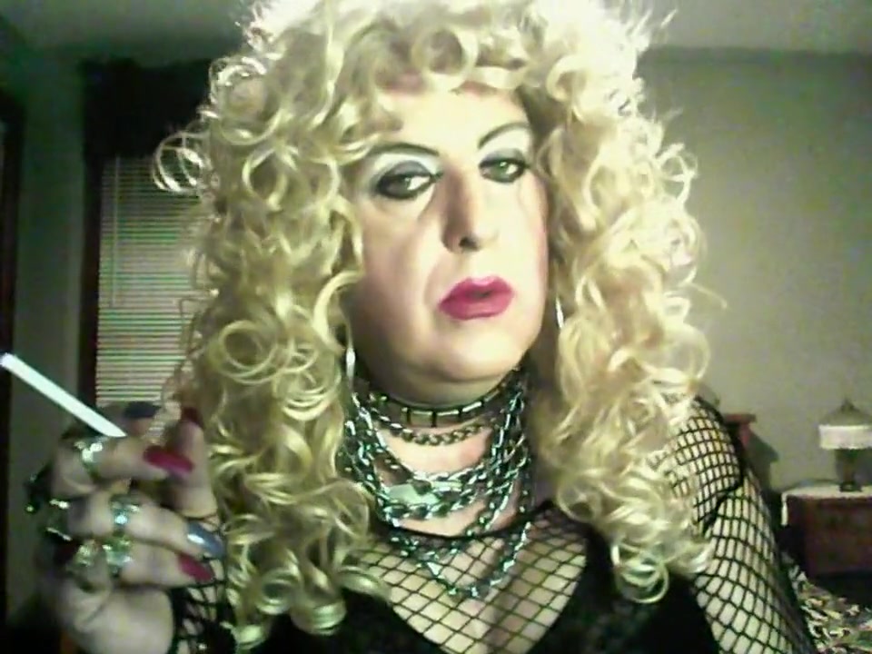 MzRoxy smoking fetish tranny
