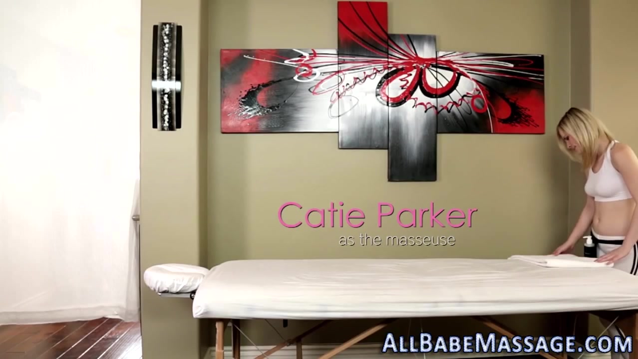 Masseuse gets pussy eaten