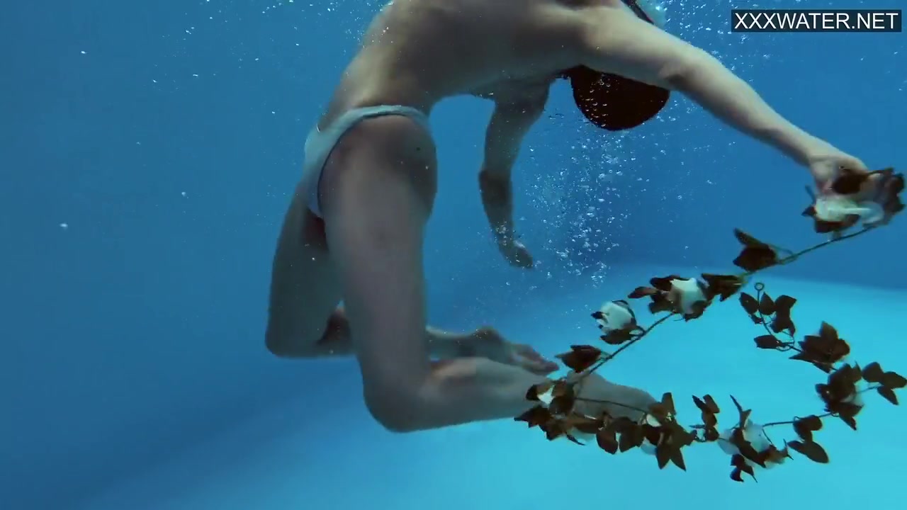 Mia Split - Russian Gymnast Swimming