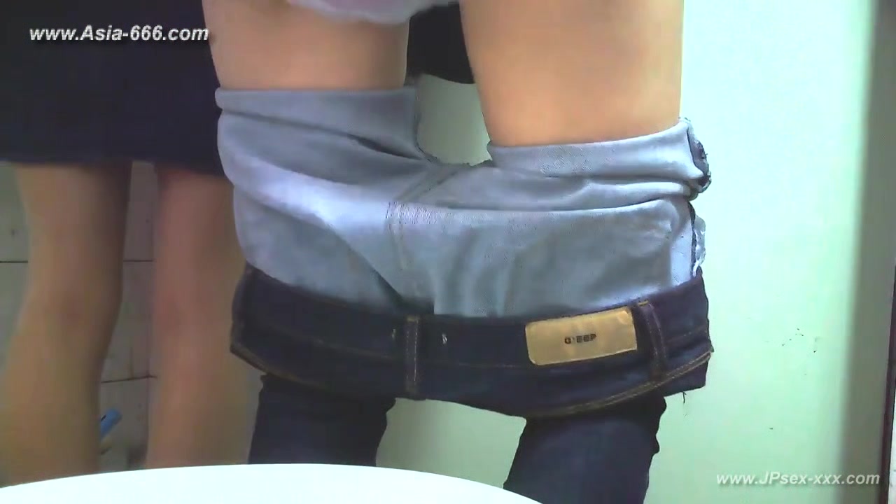 chinese girls go to toilet.***