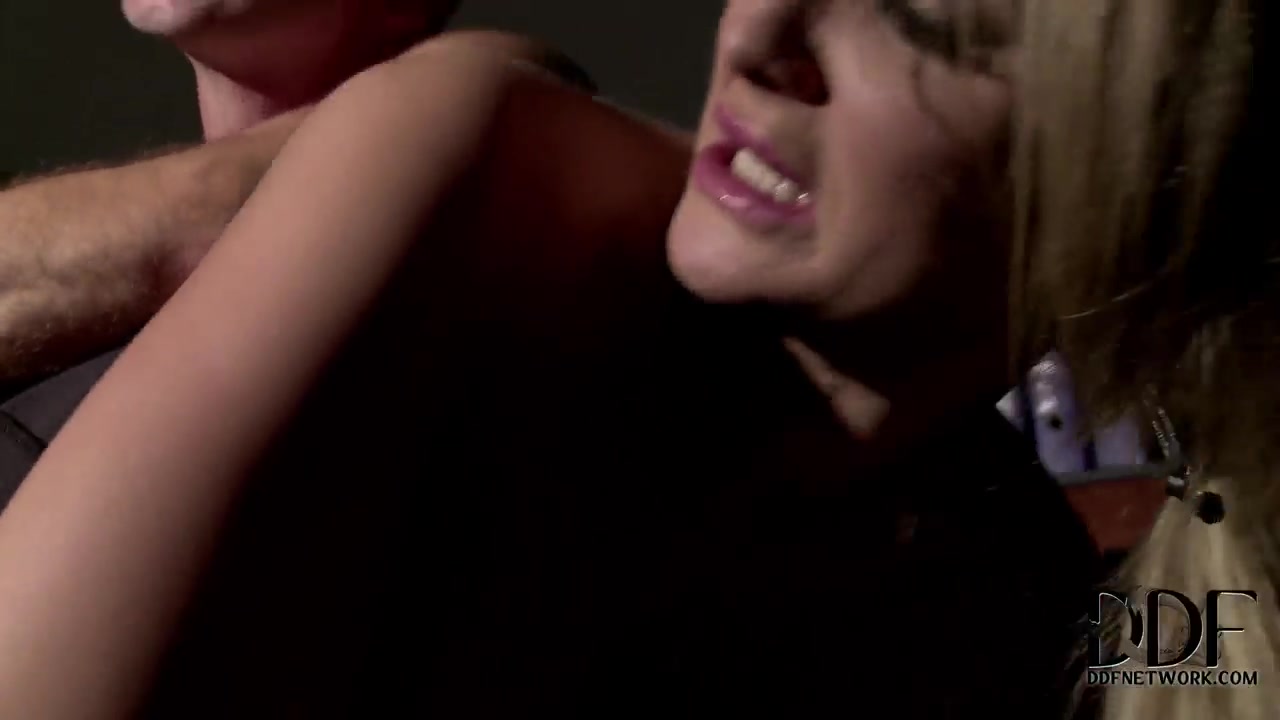 Kayla Green is blowjobing her boyfriend