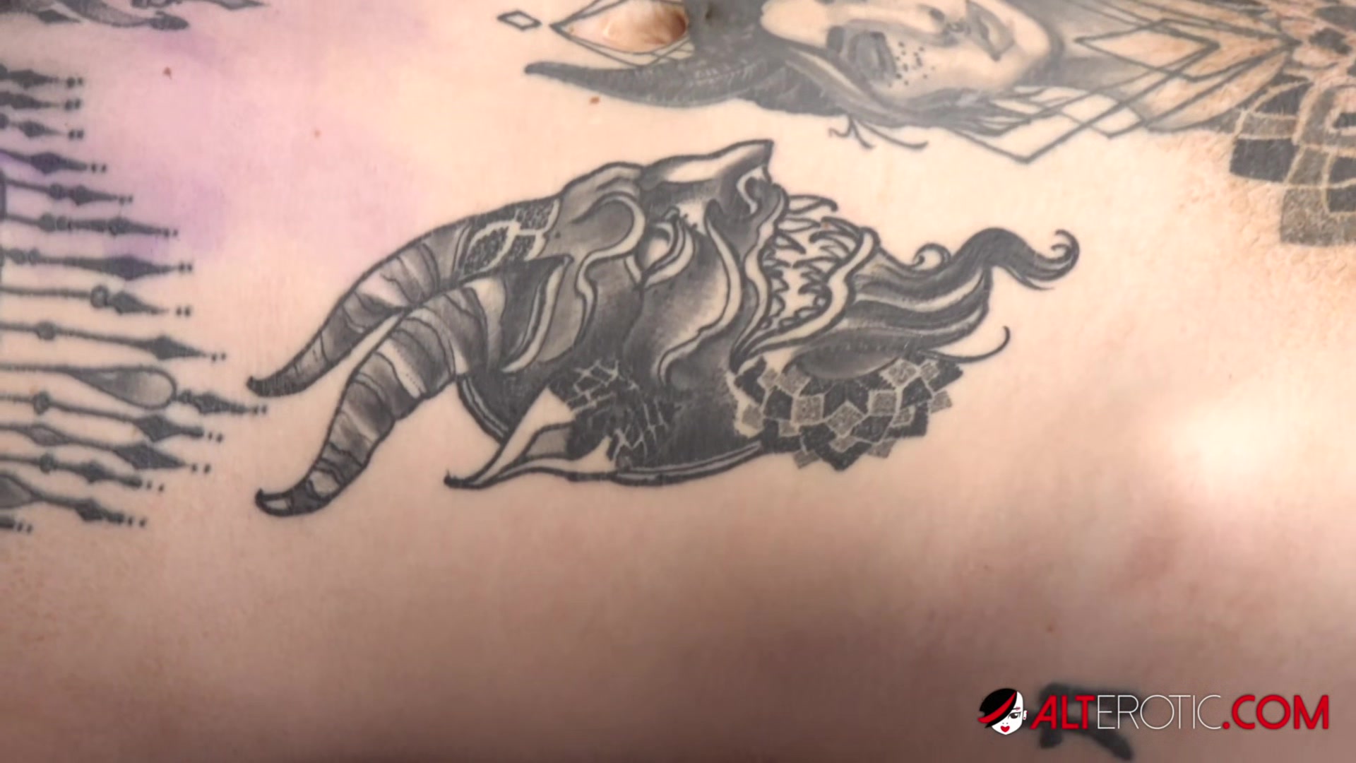 Amber Luke Lets Sascha Play with Her Pussy While Having a Chest Tattoo - AltErotic