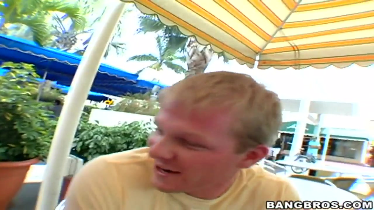 Blonde hoe Flower Tucci gives a perfect blowjob