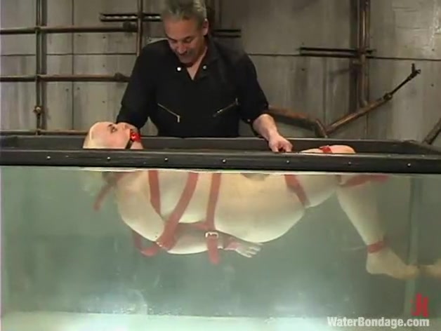 Lorelei Lee in Waterbondage Video