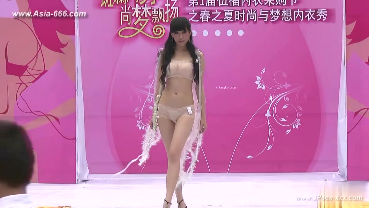 Chinese model in sexy lingerie show.4