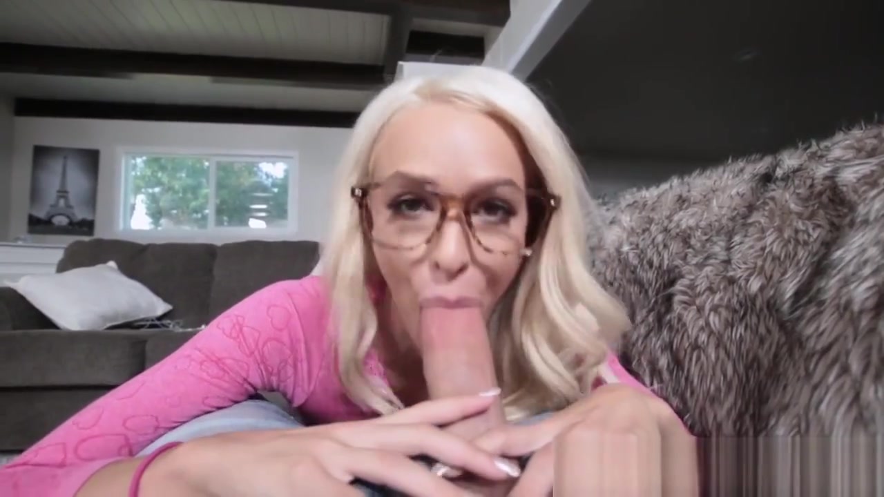 Slender stepsister teen 18+ sucks and jerks dong