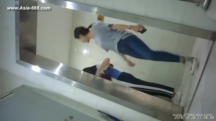 chinese girls go to toilet.122