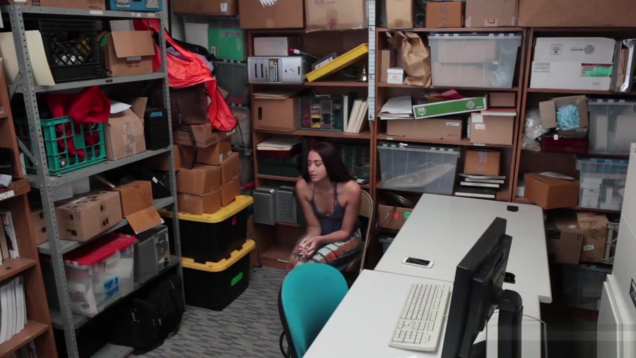 shoplyfter cavity search cop