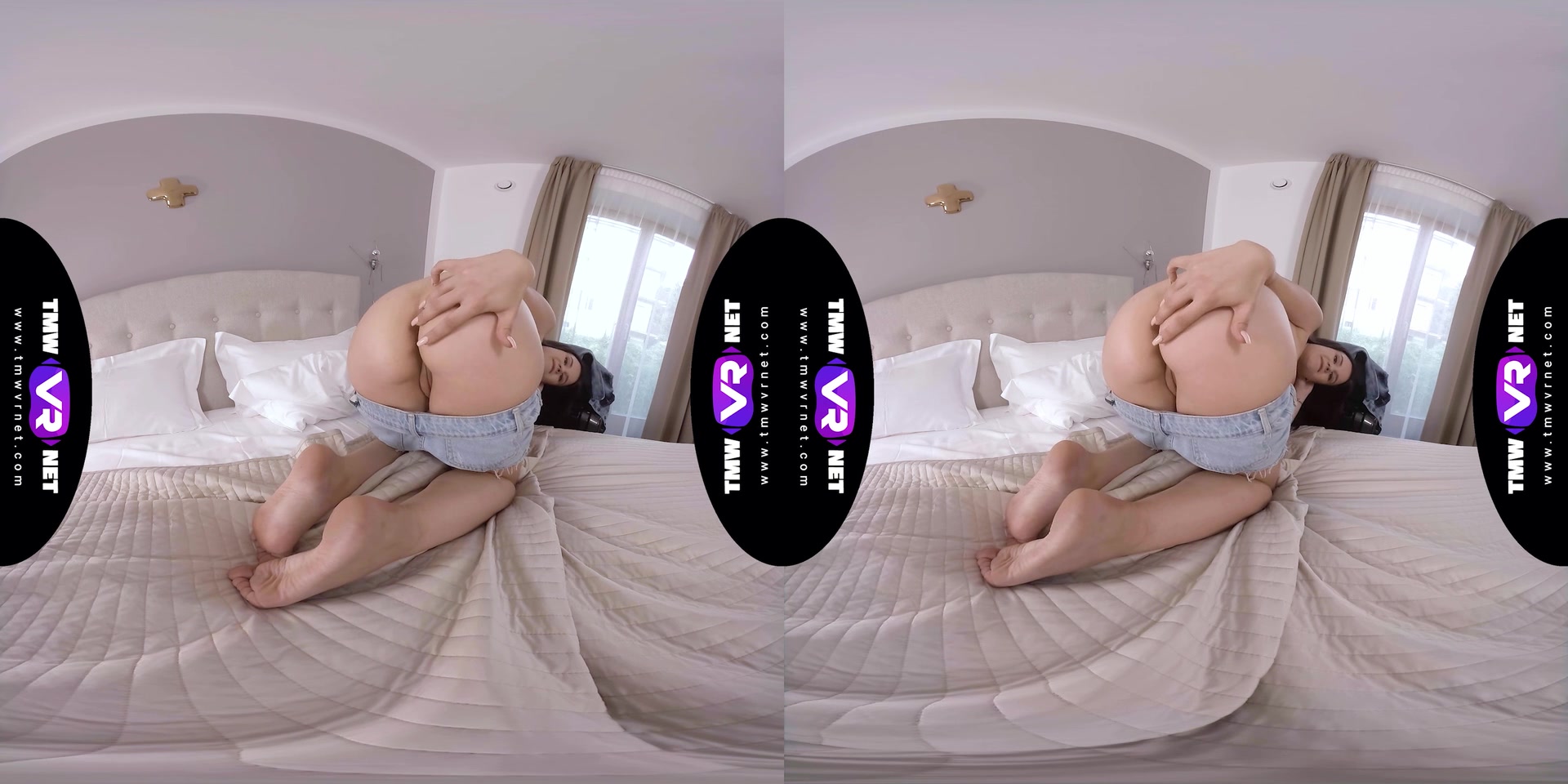 Hottie tests bed with a solo game - TmwVRnet