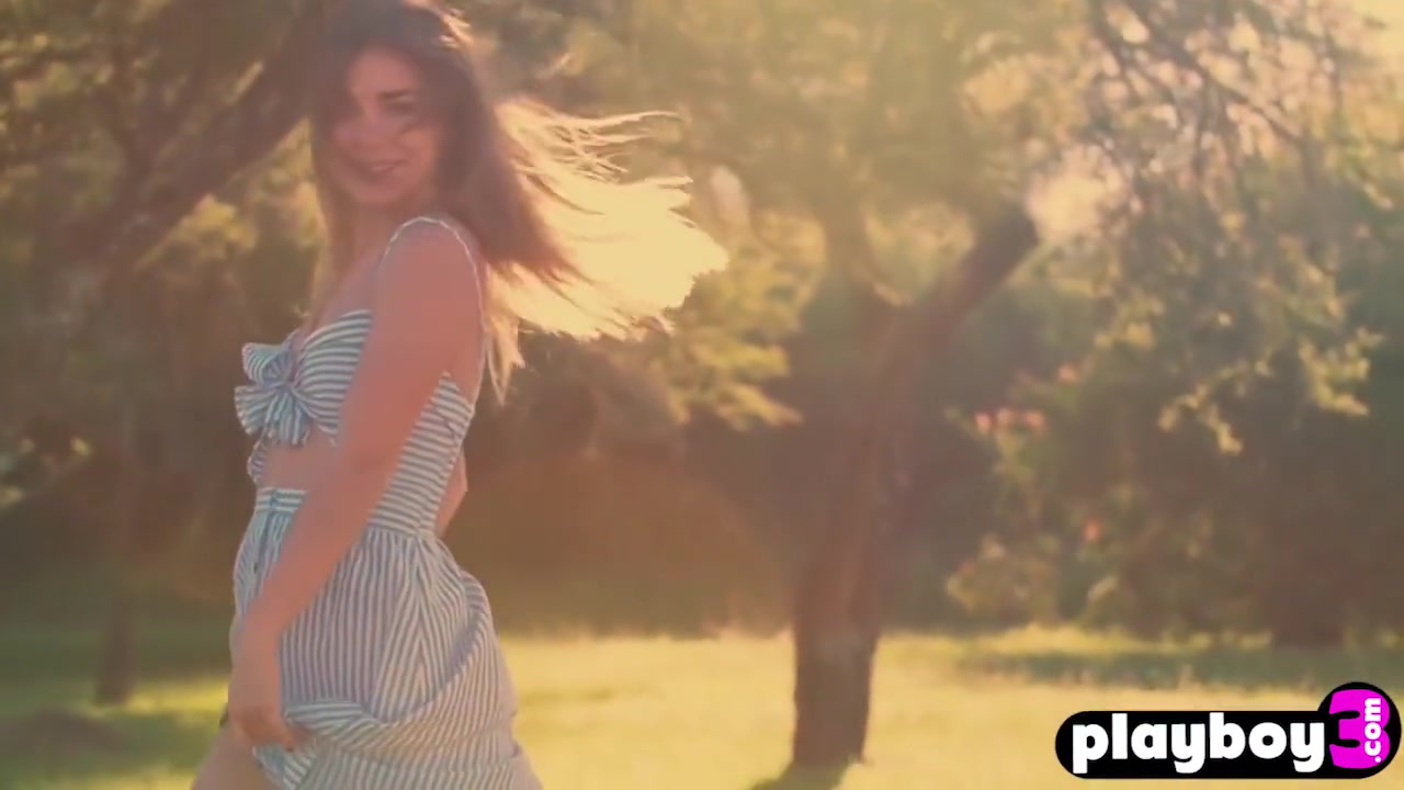 Natural Model teens 18+ Posed At A Outdoor Photo Session