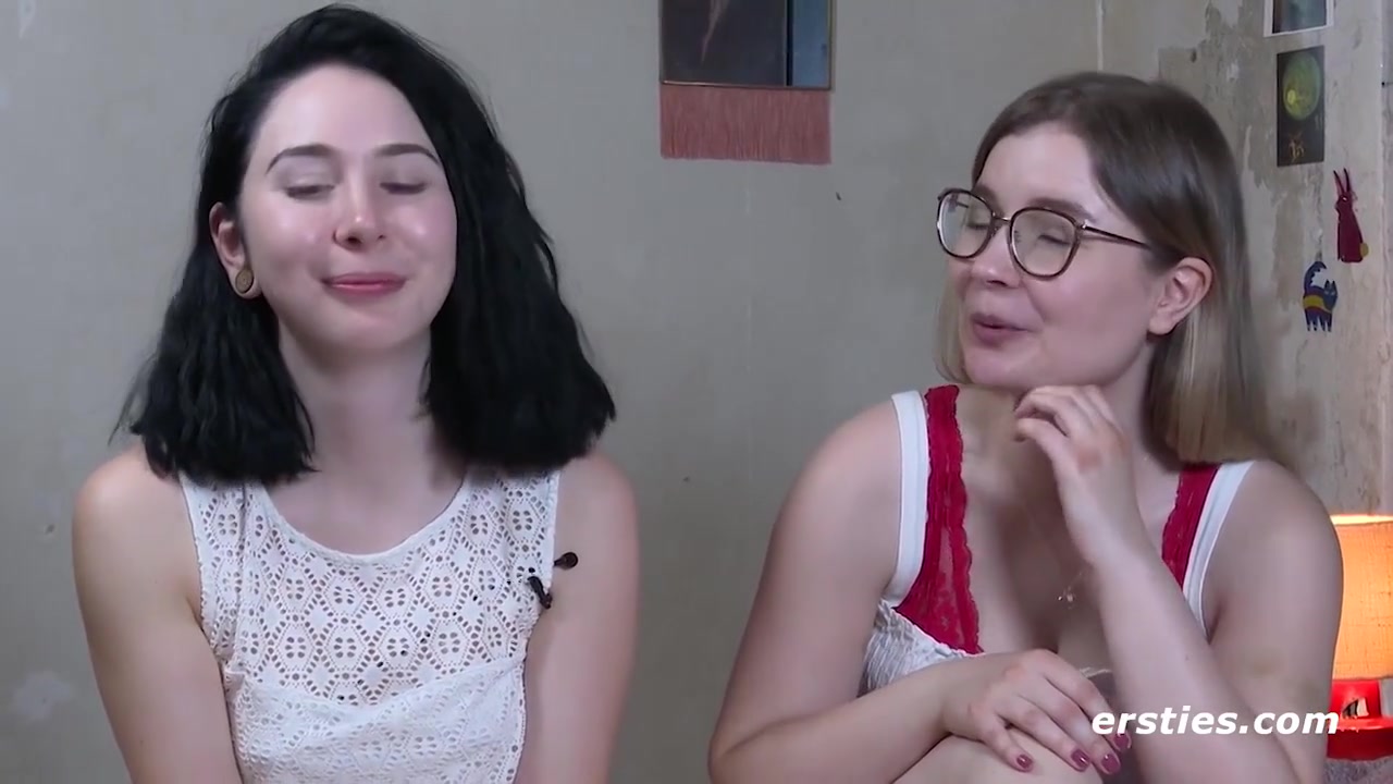 Die 18-jahrige Joanna Hat Ihr Erstes Lesbisches