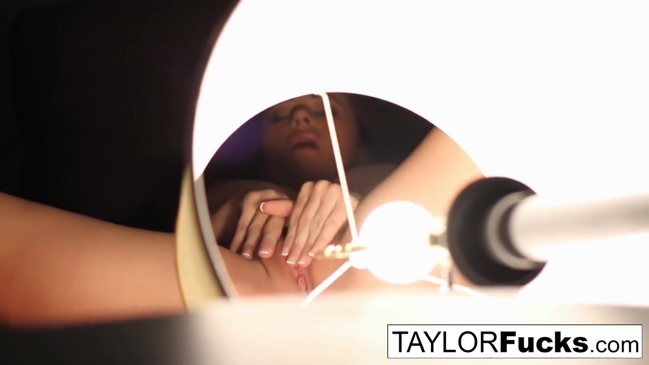 Taylor Vixens Hotel Room Masturbation!