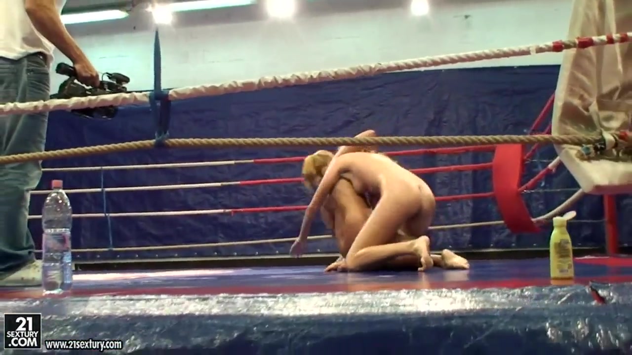 Sexy girlfriends Linda Ray and Lioness are hunters for pleasure at the ring