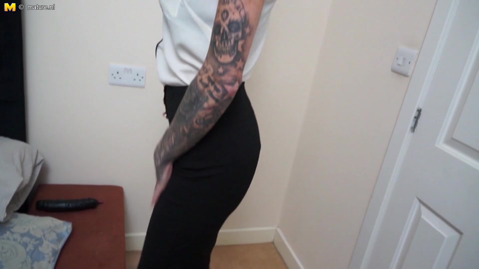 Kinky British Step mom Playing With Her Pussy - MatureNL