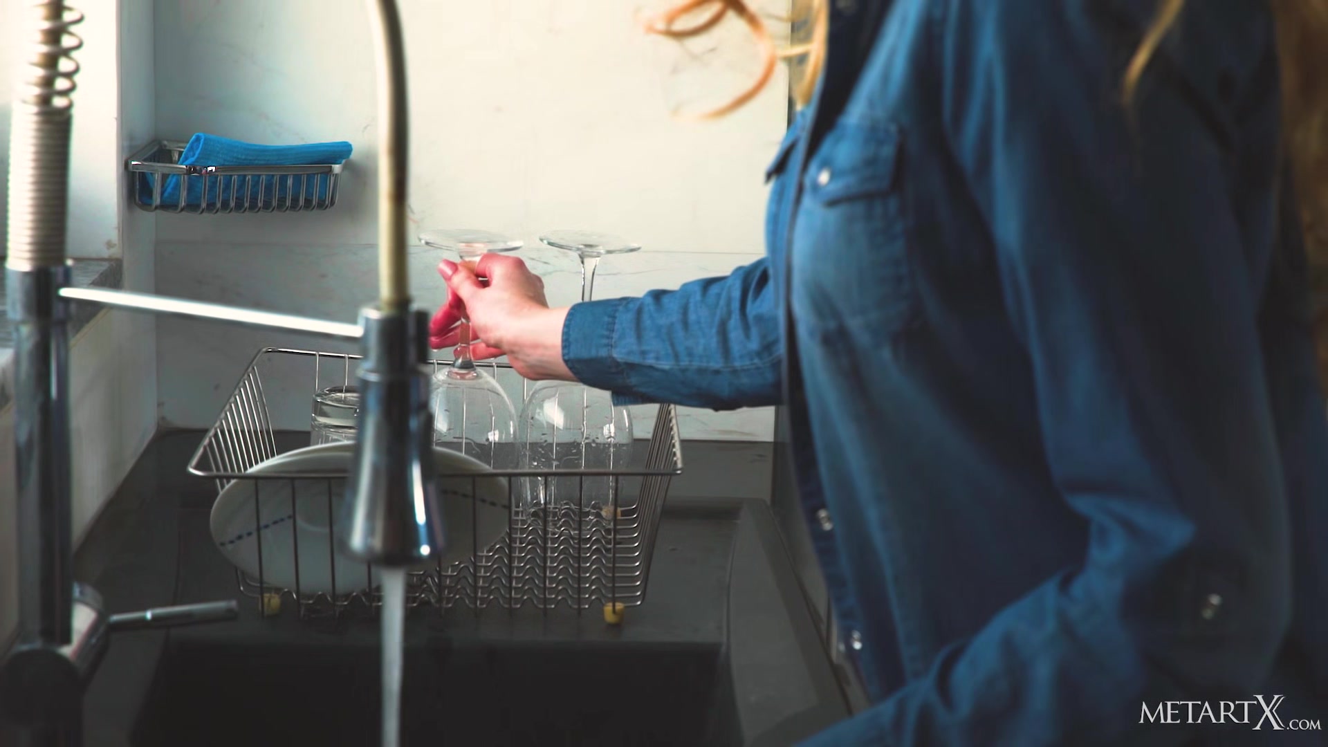 Dishwashing 2 - Amelia Gin - MetartX
