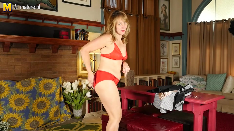Horny American Housewife Masturbating - MatureNL