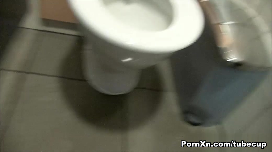 No Panties Pissing! - PornXn