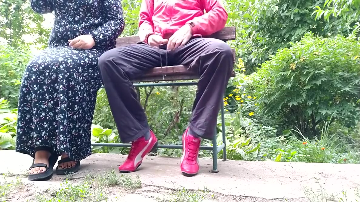 Jerks Off A Big Dick Into A Glass In The Park On A Bench