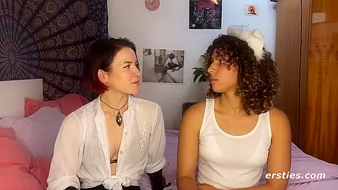 Domina Flora Wird Von Katzchen July Geleckt
