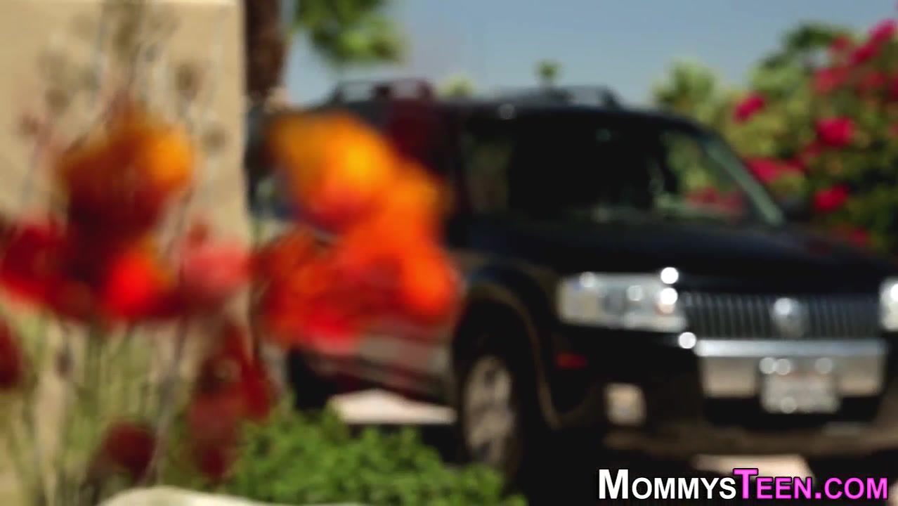 Milf gets asshole toyed