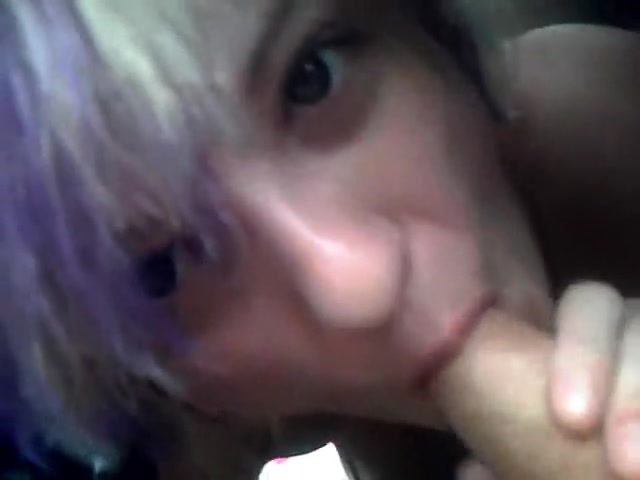 Tiny emo girl taking a schlong in her mouth in the car