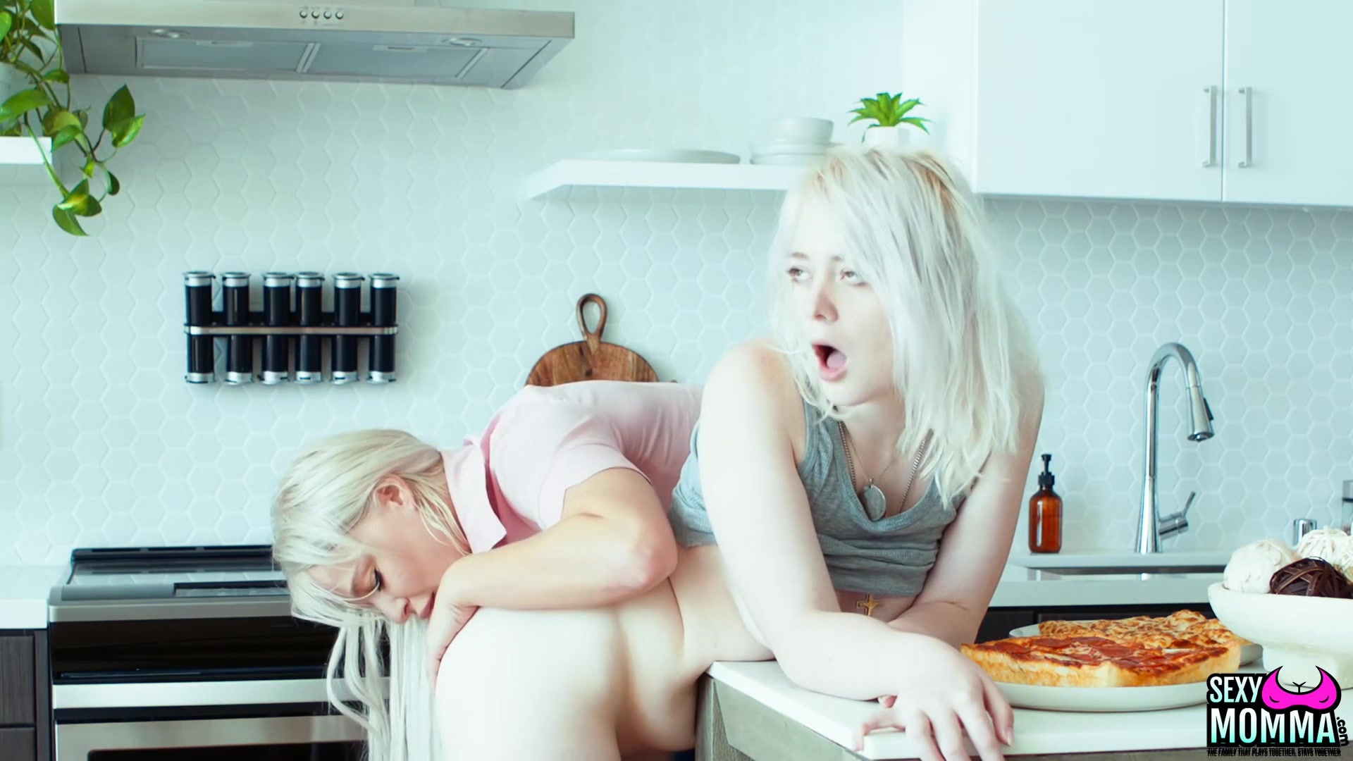 SEXY MOMMA - London and Annie Eat Each Other for Dinner