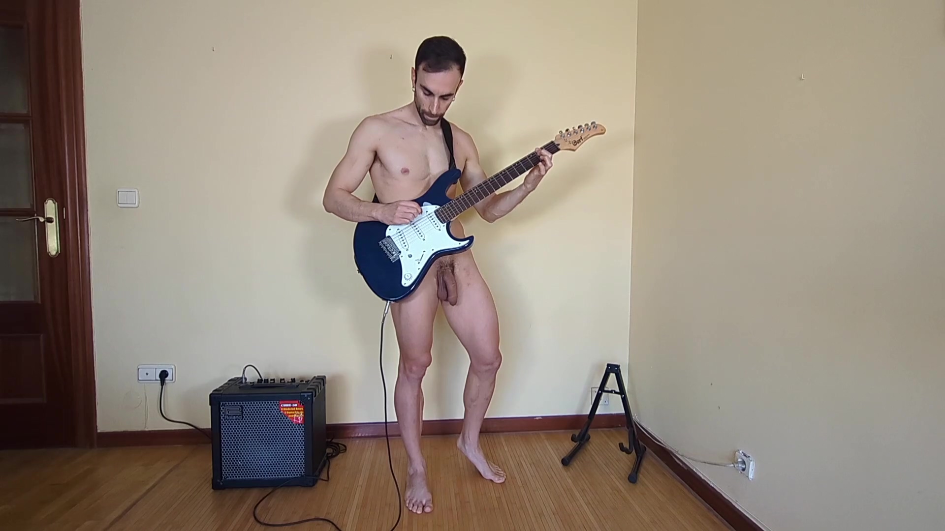 Toco Guitarra Completamente Desnudo