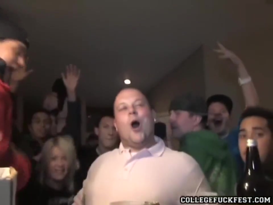 Coed Lesbo Dildos Pussy As Everyone Watches