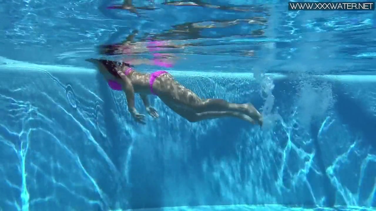 Jessica Lincoln In Cute Average Body Babe Jessica Swimming
