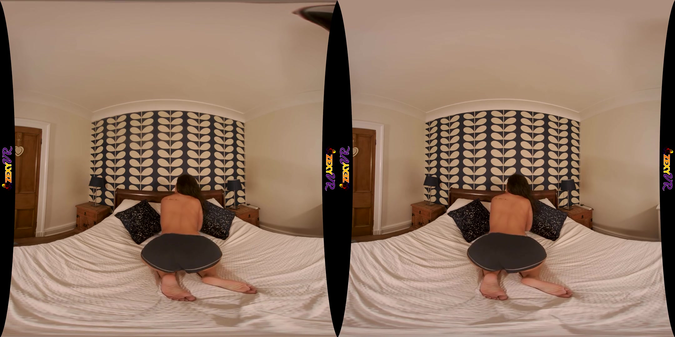 Dreaming Of Frankie - Incredible Babe Solo on the Bed