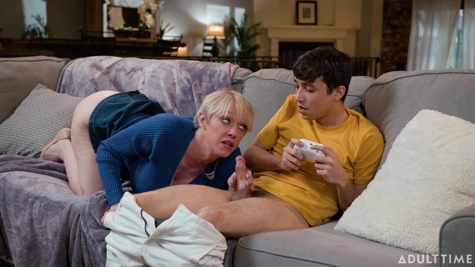 Dee Williams In Sucks Stepsons Cock While Hes Gaming