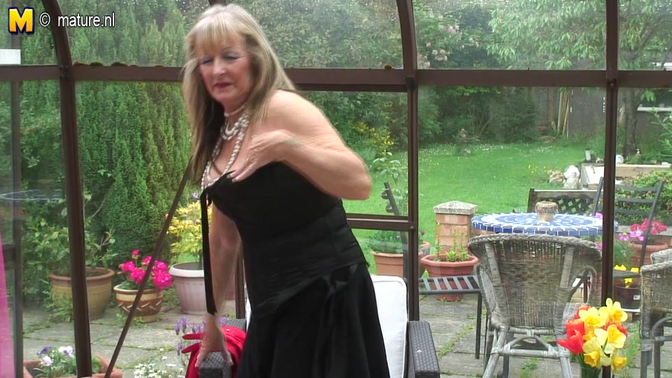 Naughty Housewife Playing In Her Pantry - MatureNL